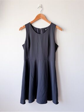 black with gold dress and Gown: Elegant Styles for Formal Occasions S Model Olivia P neck%0D%0ASleeveless%0D%0AEmbellished%0D%0AButton%20detail%0D%0AA Cotton Linen Backless Loose Women's size:Custom order Briana